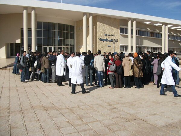 حول الوضع الدي يعيشه الطلبة بكلية الطب والصيدلة بوجدة